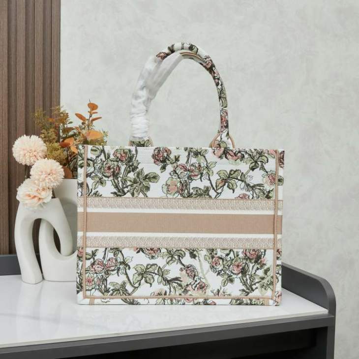 Picture of Dior Handbags _SKUfw239302500fw